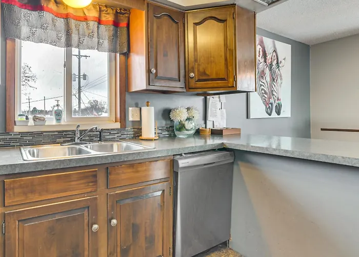 Peaceful Downtown East Tawas Lakefront Retreat