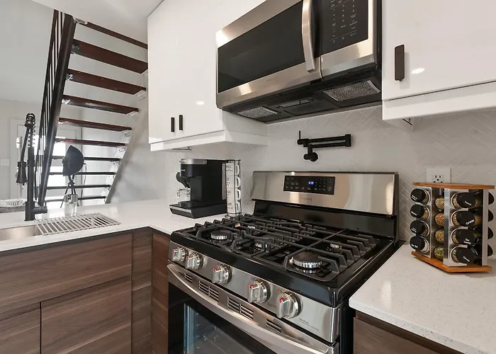 Contemporary Couples Getaway Near Austin Favorites - Loft 21
