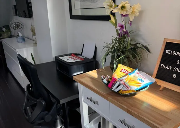 Bright Private Suite In Cabbagetown, Steps To Shops & Downtown Toronto