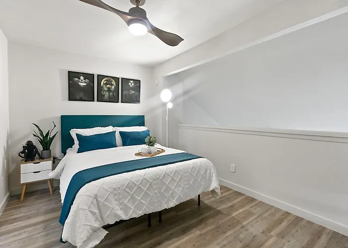 Contemporary Couples Getaway Near Austin Favorites - Loft 21