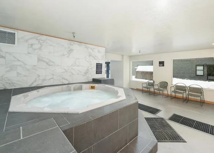 Great Location! Downtown Wp With Hot Tub! Sleeps 6!