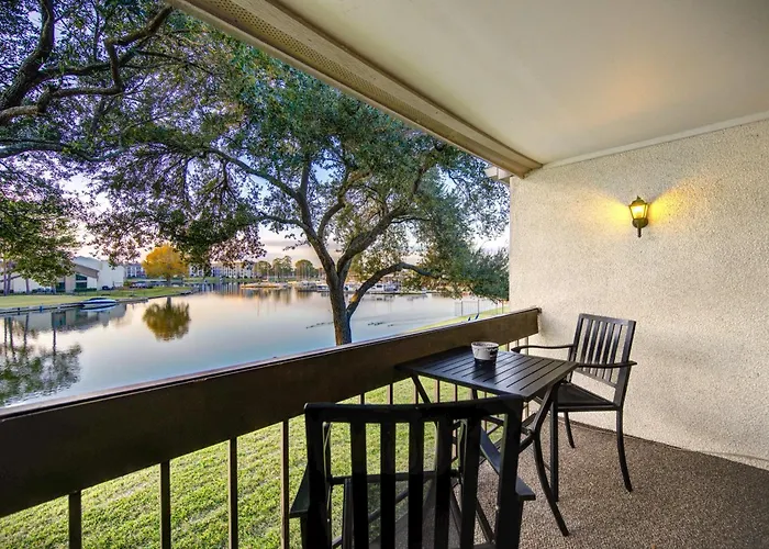 Serene Lakeside 2Br Sunset Views & Relaxing Stay