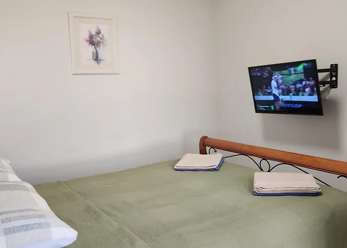 Two Bedroom Apartment With Views In Cheltenham