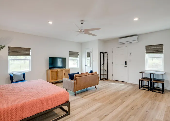 Lake View Apartment With Kitchen - On 3 Acres Adjacent Shared Walls With Main House