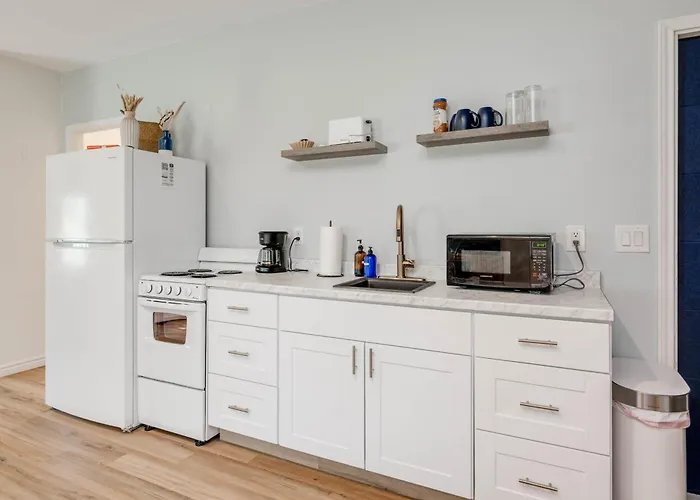 Lake View Apartment With Kitchen - On 3 Acres Adjacent Shared Walls With Main House