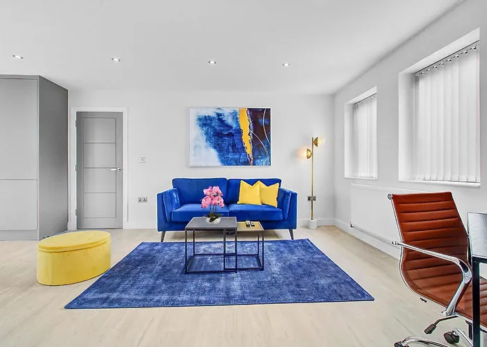 Hybrid Resi - Uxbridge, On-Site Car Or Van Parking, Near London Heathrow Airport