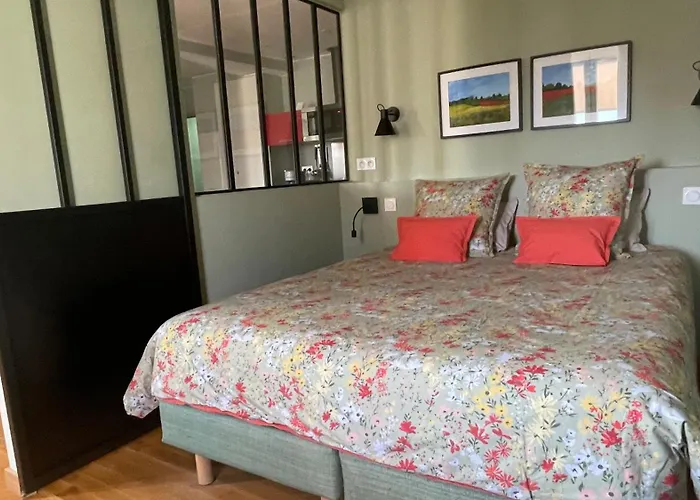 Mignon: Cozy Elevated Apartment in Historic Toulon