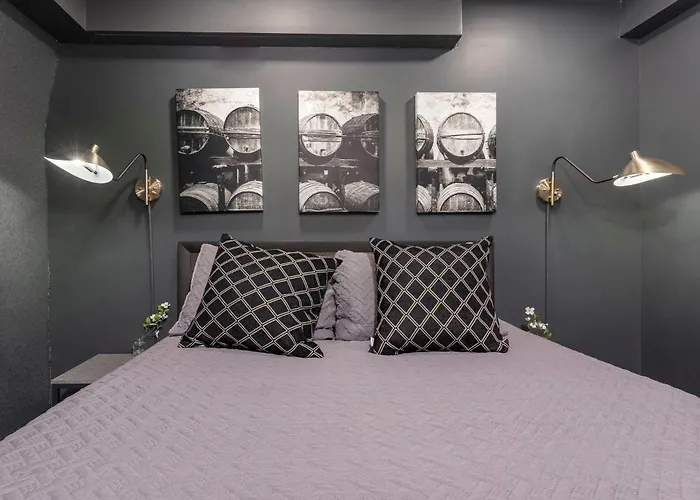 Derby City Plush Loft --- 6 Bed 4 Bath By Hollyhock Suites