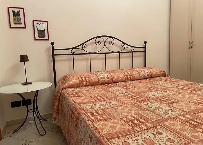 Centro Storico, Piazza Carmine: La Casa Di Angela