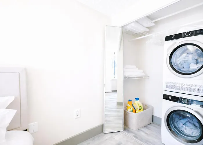 The Hartford Skyline - Stylish Downtown Condo With Wifi Gym