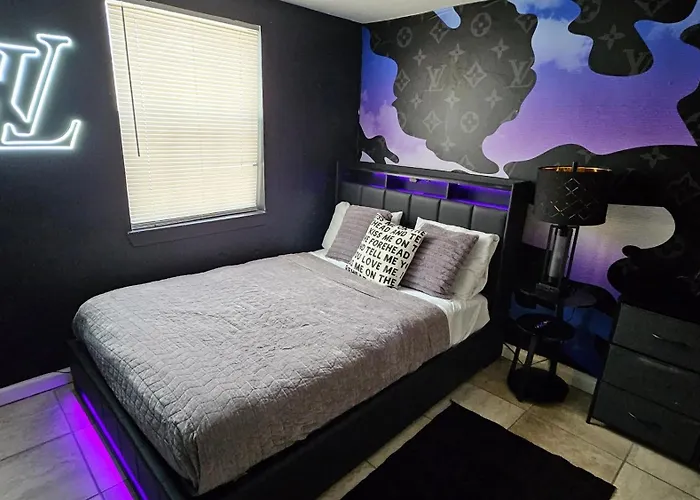 The Gawdy Den With Fast Wifi 2 Minutes From Downtown Houston!