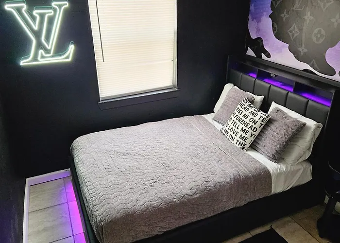 The Gawdy Den With Fast Wifi 2 Minutes From Downtown Houston!