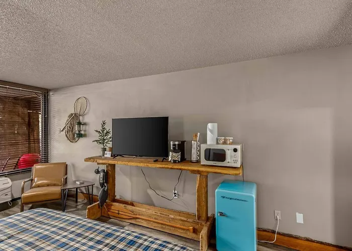 Stonegate Lodge W Pool & Outdoor Firepits Room #201
