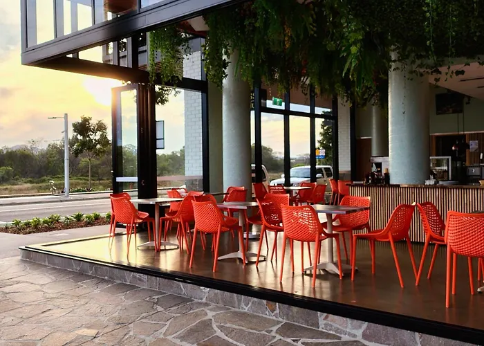 Breakfast & Dinner Included - Top-Floor Apartment Maroochydore Cbd