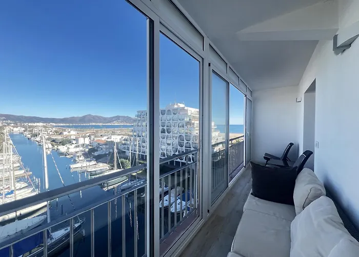 Apartamento Frente Al Canal Con Terraza Y Vistas Al Mar