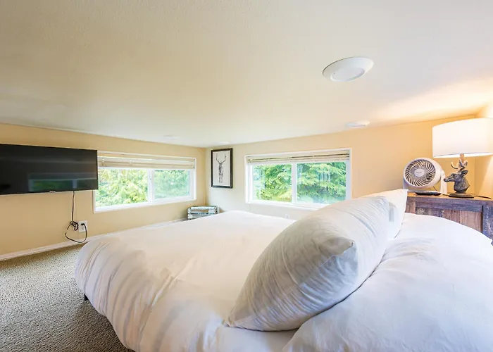 Elkcreek Inn Creekside Tiny Home