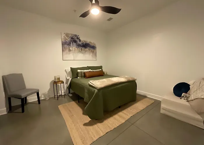 The Lawrencian Loft -2Bd King & Queen Beds, 2 Ba