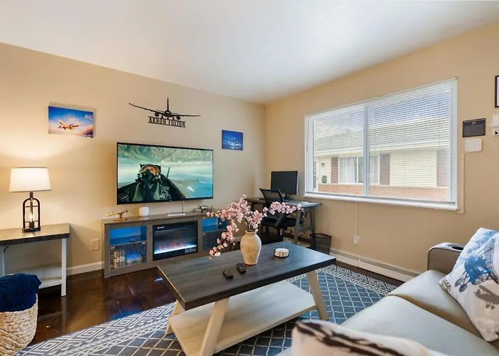 Akron 2 Bed 1 Bath Flight Themed Oasis Dog Friendly