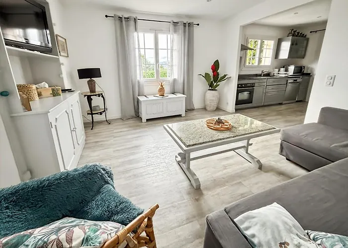 Appartement 2 Pieces Independant Piscine Et Jardin La Roquette Sur Siagne