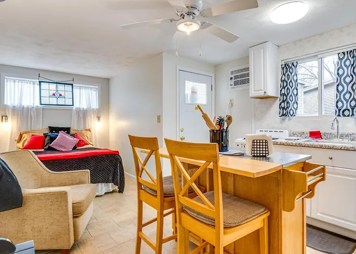 Walkable Delphi Studio On Main Street W/ Parking