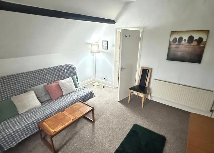 Budget Apartment - Quiet, Compact, Free Parking & Wifi Easy Access To Cardiff - Long Term Offer!