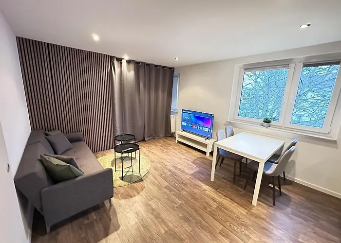 Modern 2 Bedroom Apartment Near Train Station