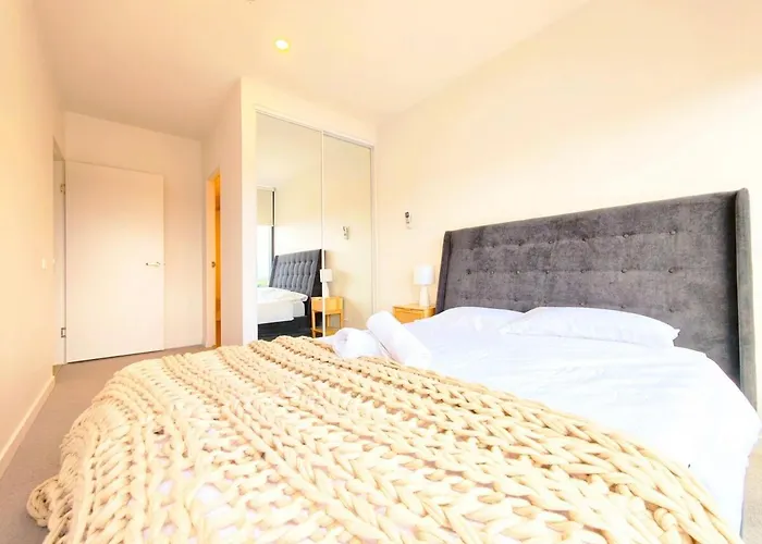1709 - Box Hill High Rised 3B2B Large Balcony City View Swimming Pool Gym Free Parking