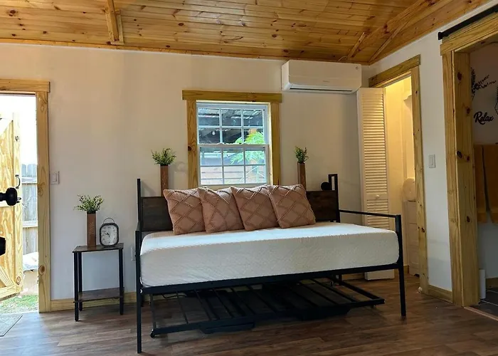 Comfortable Cabin In Town