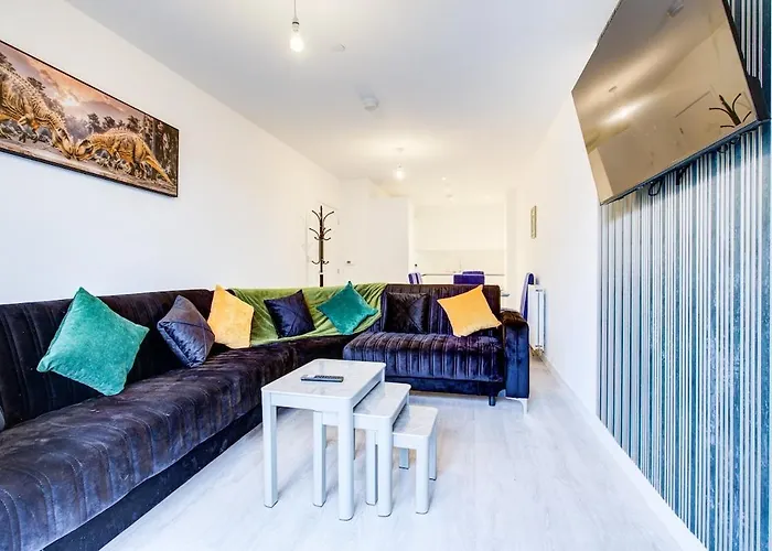 2-Bed 2-Bath Flat - Free Parking - Elizabeth Line