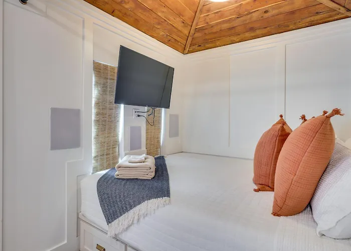 Sleek Studio W/ Projector - Near Texas Tech!