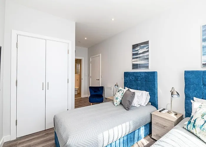 #94 Lux Crosby Gardens Apartment - 10 Mins To Crosby Beach - Sleeps 4 - " Perfect For Business Travelers And Small Families - Free Parking"
