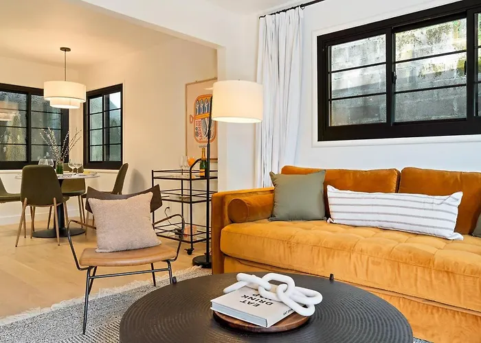 Luxe Treehouse Apt•Walk To Town•King Bed•Sleeps 4
