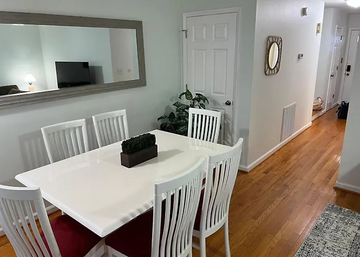 The White Door 2-Bedroom Townhouse Near Vt & Ru