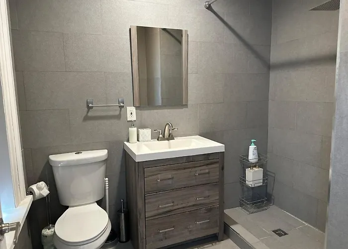 Bright & Airy 1 Bdrm Private Apt