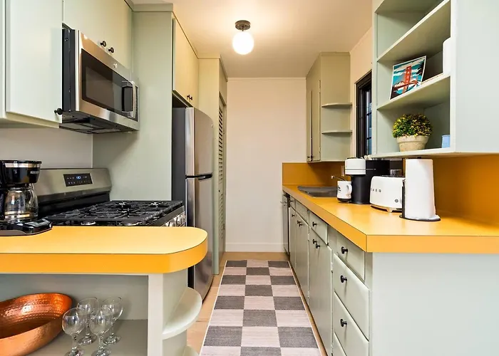 Luxe Treehouse Apt•Walk To Town•King Bed•Sleeps 4