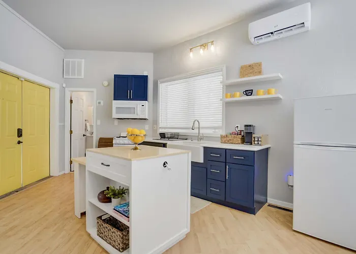 Indigo Cove Modern Studio Near Historic Uptown