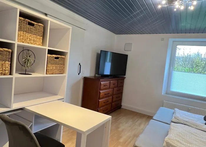 Little Rose - Modern, Central, Near Train Station, Wifi & Parking Nearby