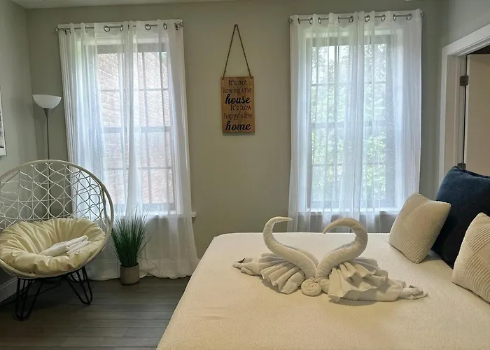 Bright & Airy 1 Bdrm Private Apt