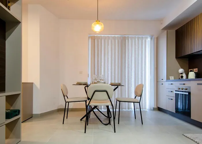 Elegant 12Th Floor Studio With Balcony And City Views
