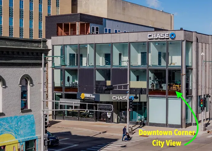 Penthouse City Overlook 2Br Apartment - Free Parking