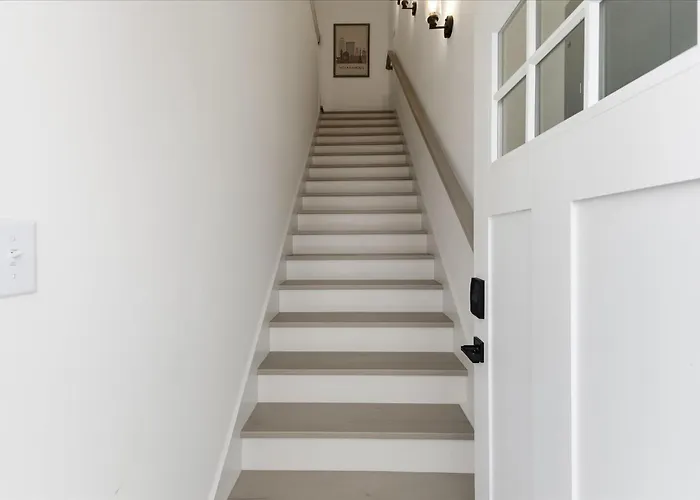 Cozy Carriage House Minutes Away From Downtown