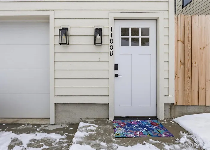 Cozy Carriage House Minutes Away From Downtown