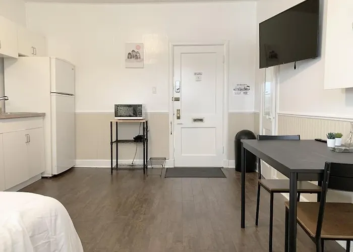 Cozy Bachelor Condo Downtown Wifi & Smart Tv