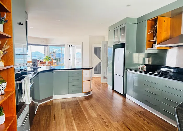 Panoramic Harbour Views Spacious 3Br In Sandy Bay With Parking