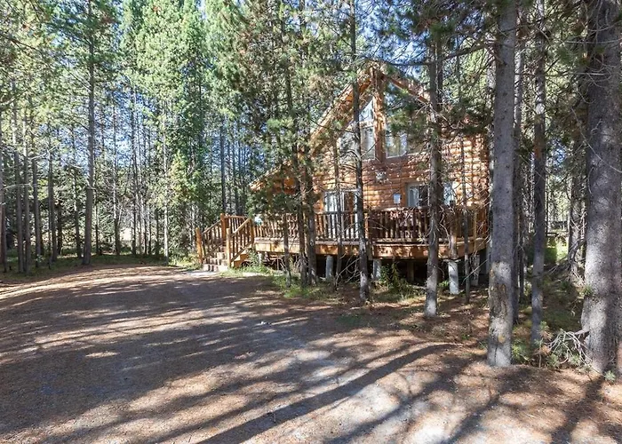 Tall Pines Lodge - Snowy Winter Escape -Hot Tub