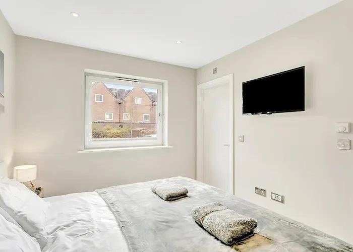 2Br Flat Prime Location Free Parking Long Stays
