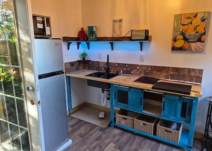 Comfortable Cabin In Town