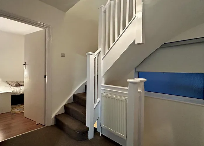 Stunning 5 Bedroom Apartment In Mill Hill Broadway With Parking