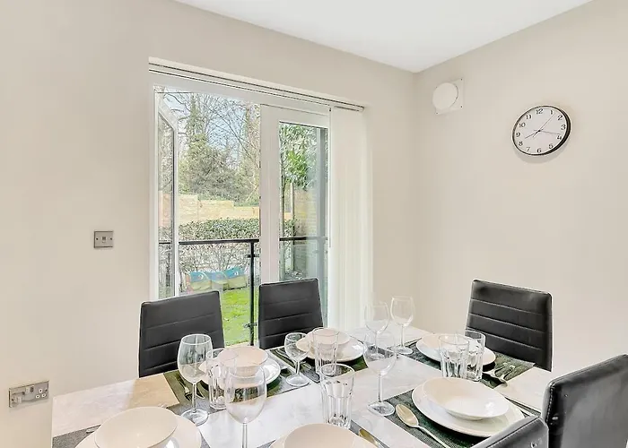 2Br Flat Prime Location Free Parking Long Stays