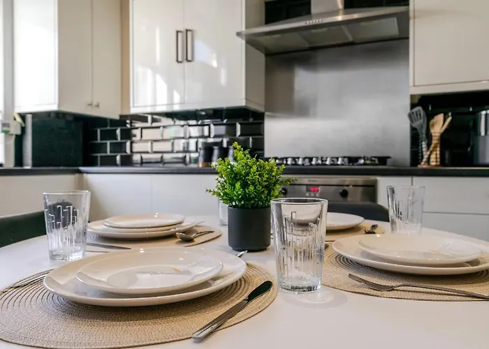 Westfield House, 2Br Sleeps 6, Oldham